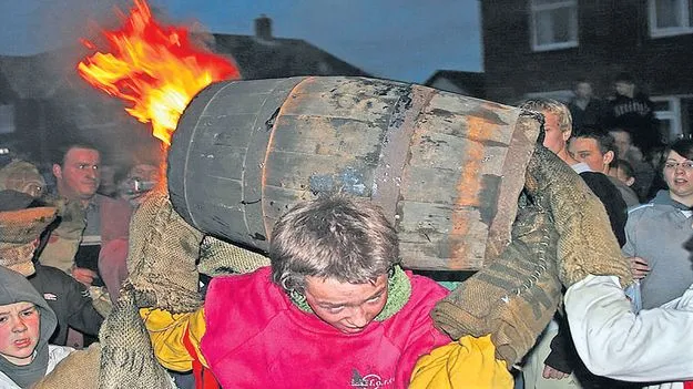 Fire: అక్కడివారు నిప్పుతో చెలగాటమాడుతారంటే నమ్ముతారా..