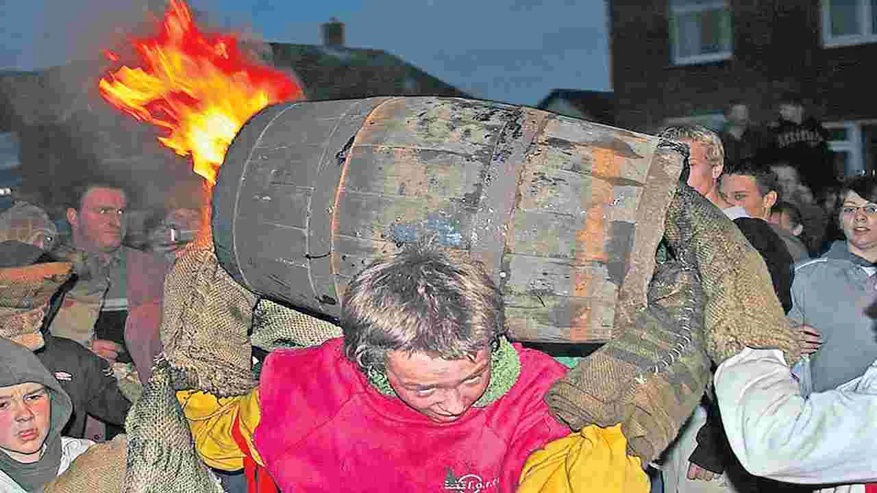 Fire: అక్కడివారు నిప్పుతో చెలగాటమాడుతారంటే నమ్ముతారా..