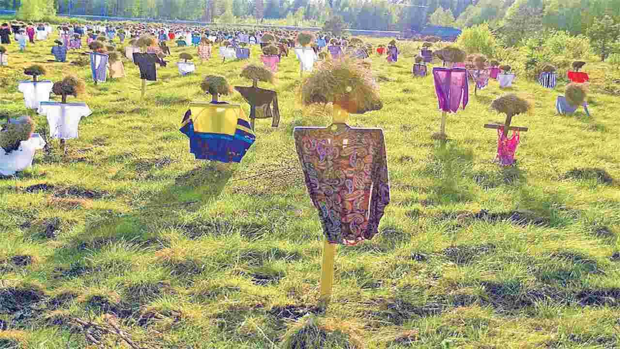 అక్కడికి వెళితే.. ఒకేచోట వేల దిష్టిబొమ్మలు కనిపిస్తాయి