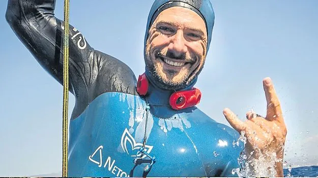 సాధనతో రికార్డు శ్వాసించాడు..