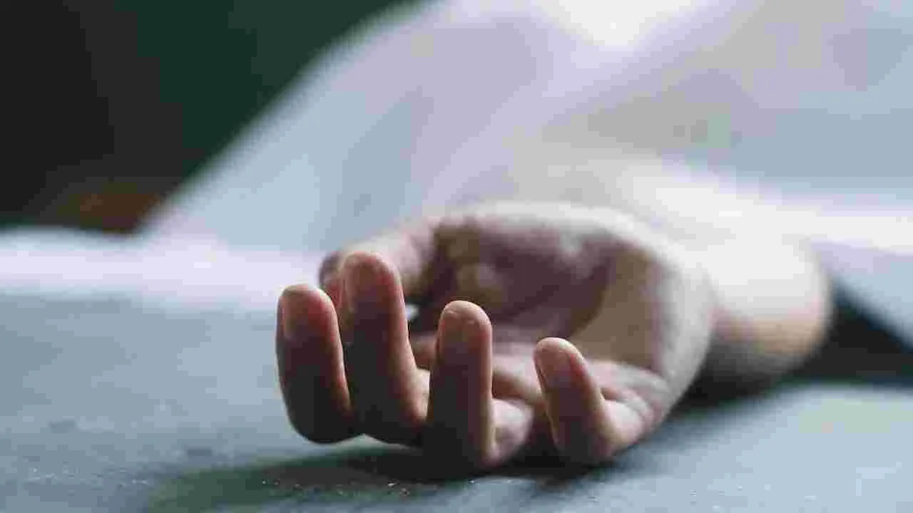 Engineering Student Dies: ఇంజనీరింగ్ స్టూడెంట్ ఆత్మహత్య...ర్యాగింగ్ కారణమా