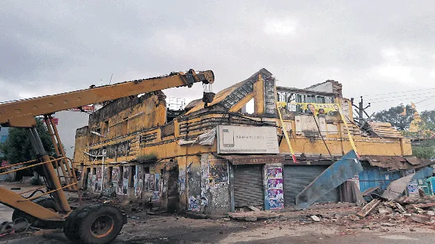 సామర్లకోటలో వందేళ్ల నాటి శిథిల భవనం కూల్చివేత