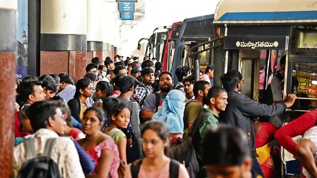 Dussehra 2025 Travel: పండుగ సందడి... ప్రయాణికులతో బస్టాండ్లు కిటకిట