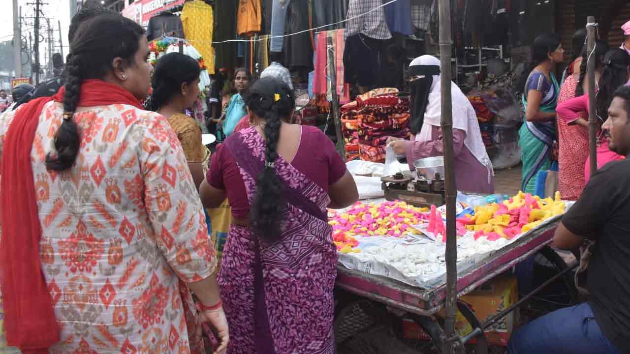 Deepavali: దీపావళి పండుగ సందర్భంగా స్థానిక మార్కెట్లు, మాల్స్, షాపింగ్ స్ట్రీట్లకు దీపావళి వైబ్‌