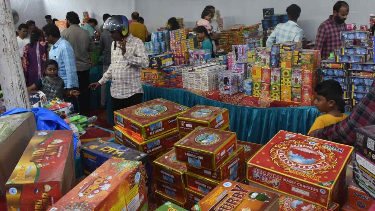 Deepavali: దీపావళి పండుగ సందర్భంగా స్థానిక మార్కెట్లు, మాల్స్, షాపింగ్ స్ట్రీట్లకు దీపావళి వైబ్‌