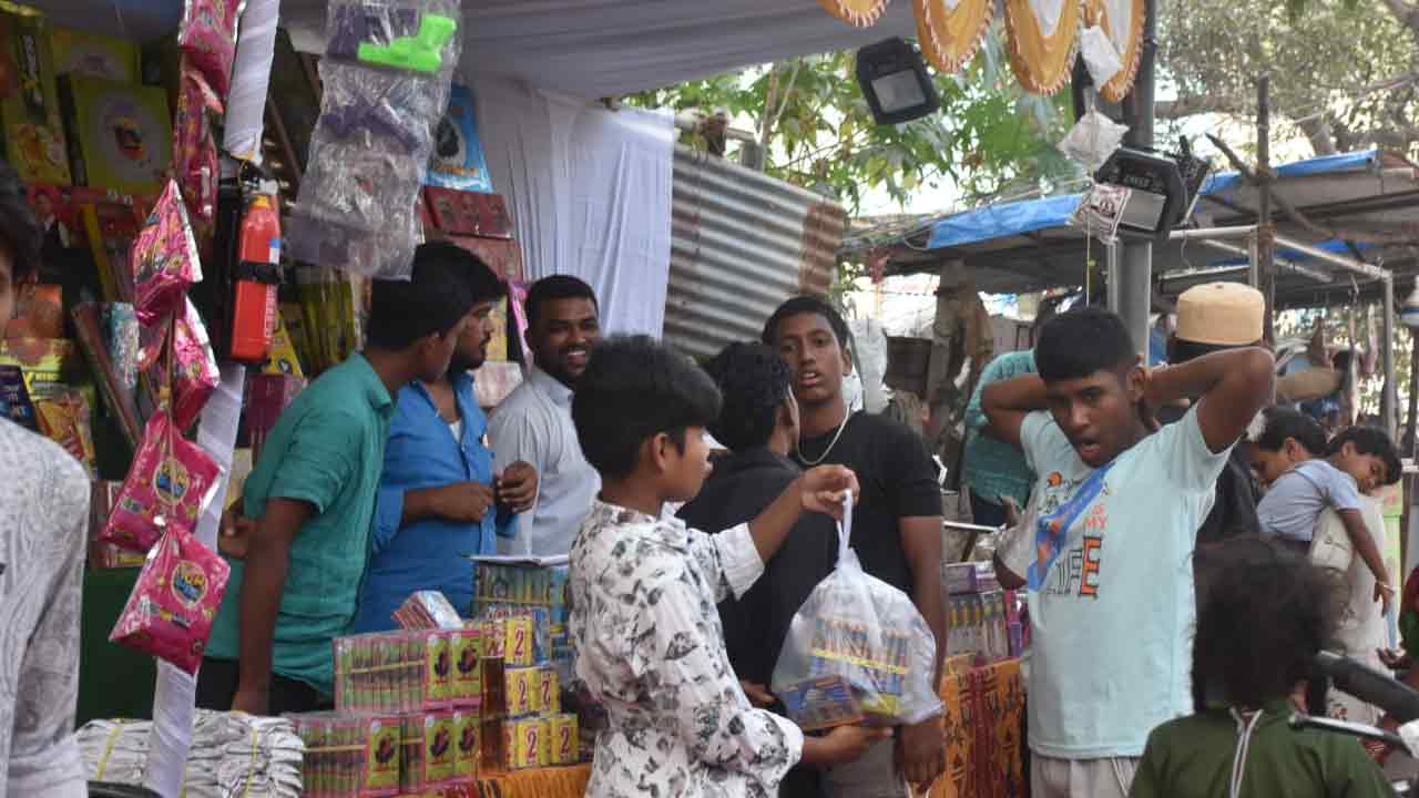 Deepavali: దీపావళి పండుగ సందర్భంగా స్థానిక మార్కెట్లు, మాల్స్, షాపింగ్ స్ట్రీట్లకు దీపావళి వైబ్‌
