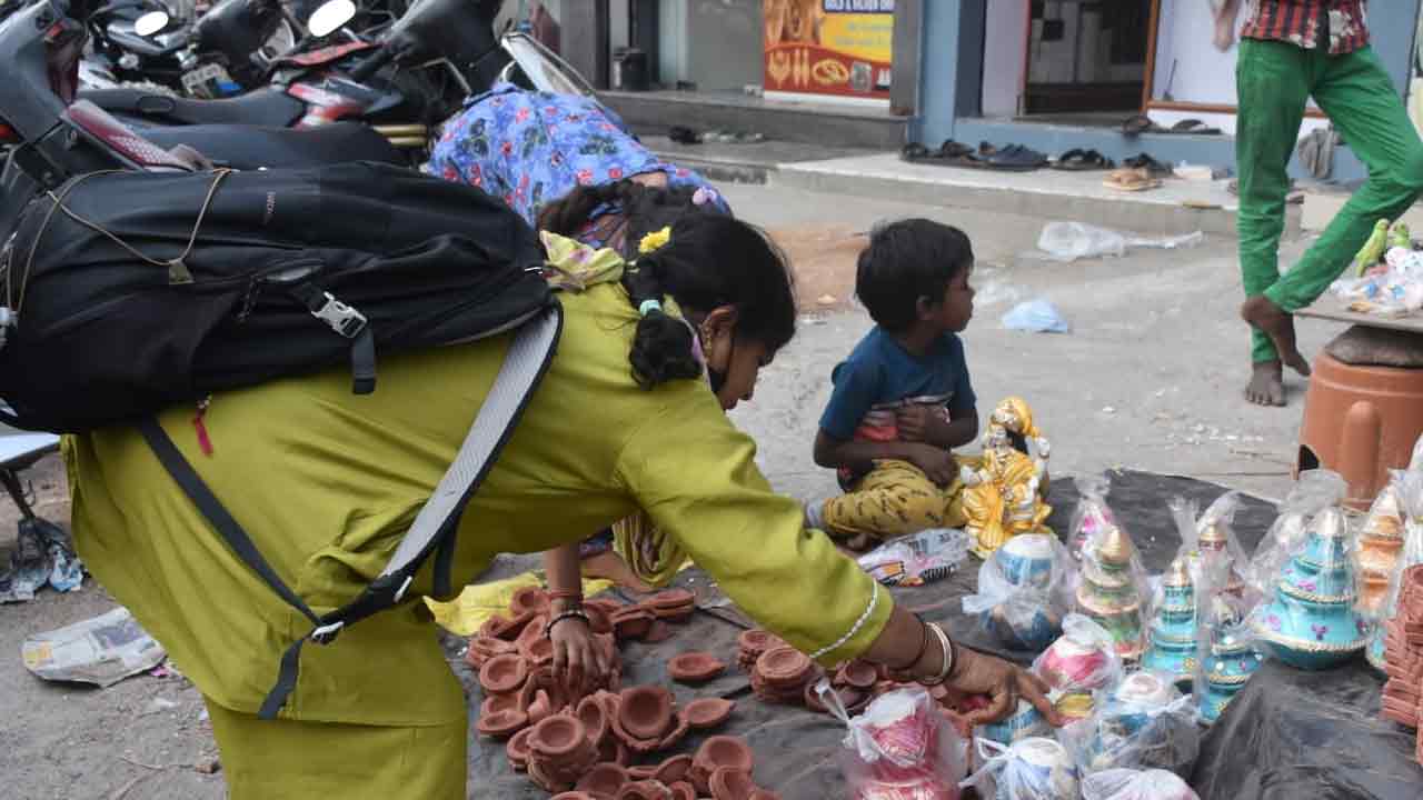 Deepavali: దీపావళి పండుగ సందర్భంగా స్థానిక మార్కెట్లు, మాల్స్, షాపింగ్ స్ట్రీట్లకు దీపావళి వైబ్‌