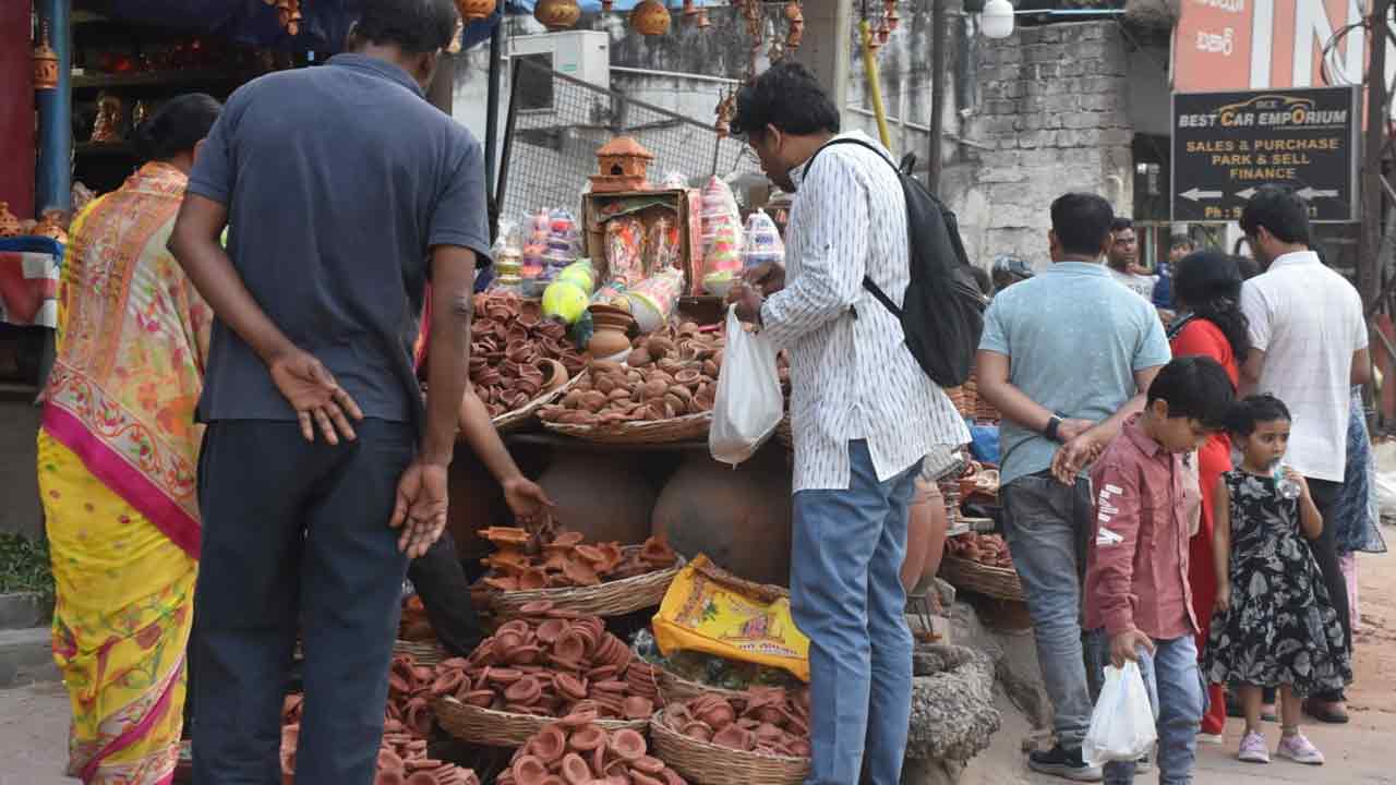 Deepavali: దీపావళి పండుగ సందర్భంగా స్థానిక మార్కెట్లు, మాల్స్, షాపింగ్ స్ట్రీట్లకు దీపావళి వైబ్‌