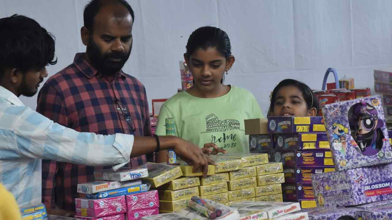 Deepavali: దీపావళి పండుగ సందర్భంగా స్థానిక మార్కెట్లు, మాల్స్, షాపింగ్ స్ట్రీట్లకు దీపావళి వైబ్‌