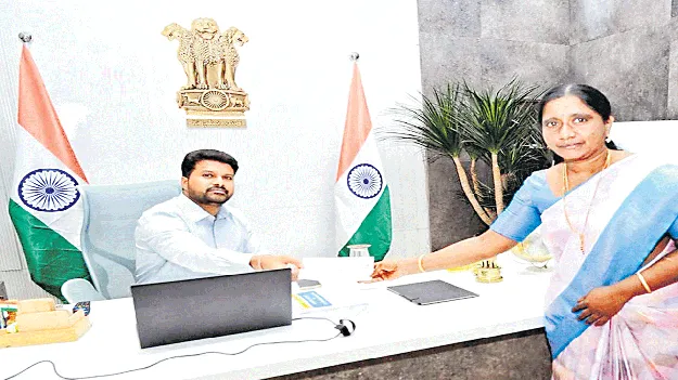 బాణసంచా పేలుడు ఘటనలో బాధితులకు రూ.కోటి 50 లక్షల చెక్కు అందజేత