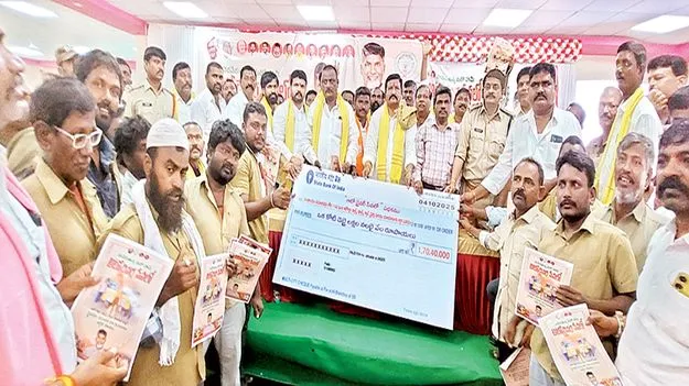 ఆటో డ్రైవర్లకు నగదు జమ