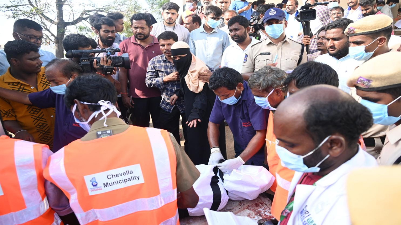 చేవెళ్ల ఆస్పత్రి వద్ద హృదయ విదారక దృశ్యాలు