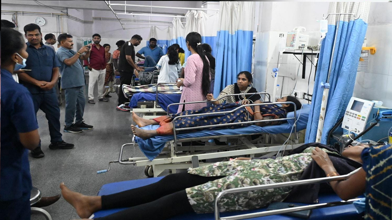 చేవెళ్ల ఆస్పత్రి వద్ద హృదయ విదారక దృశ్యాలు