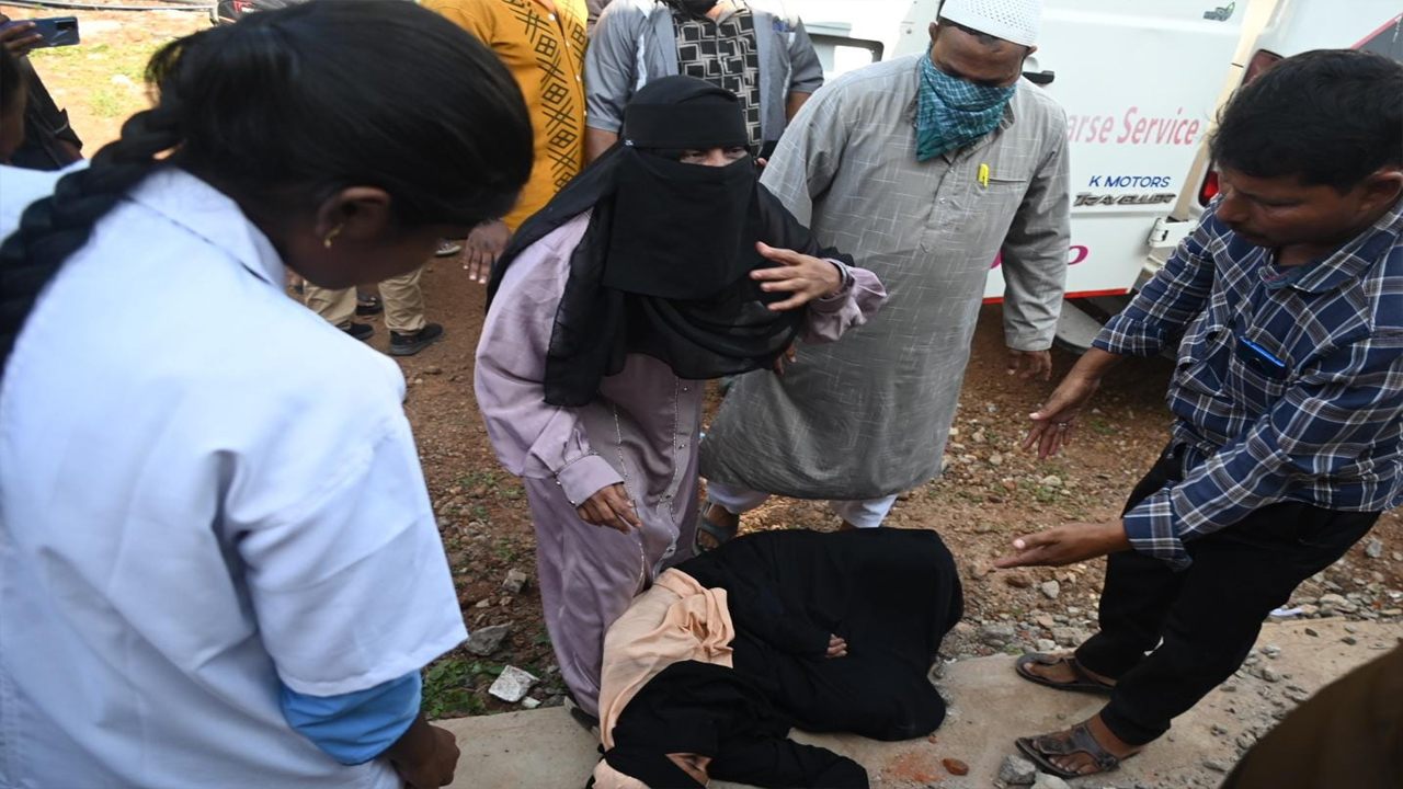 చేవెళ్ల ఆస్పత్రి వద్ద హృదయ విదారక దృశ్యాలు