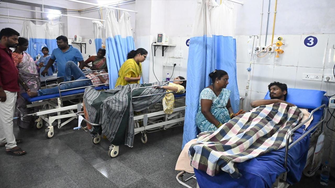 చేవెళ్ల ఆస్పత్రి వద్ద హృదయ విదారక దృశ్యాలు