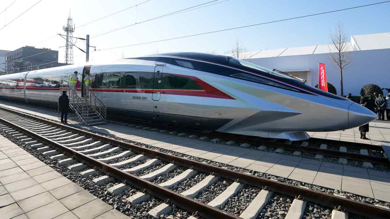 World Fastest Train:  ప్రపంచంలోనే అత్యంత వేగవంతమైన రైలు.. గంటకు 450 కి.మీ.