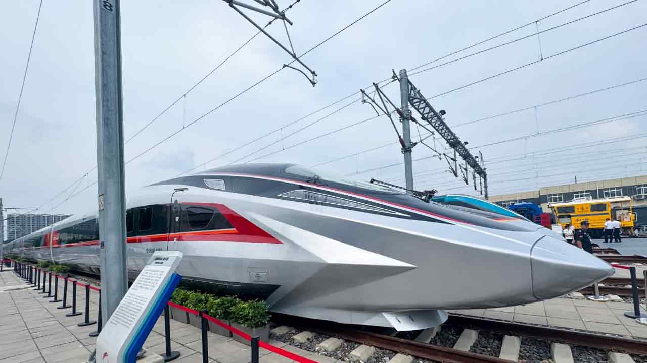 World Fastest Train:  ప్రపంచంలోనే అత్యంత వేగవంతమైన రైలు.. గంటకు 450 కి.మీ.