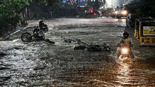 MGBS: అలర్ట్‌ కాక అవస్థలు.. నీట మునిగిన ఎంజీబీఎస్‌