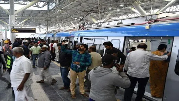 Metro Trains: రద్దీగా మెట్రో రైళ్లు.. ఒక్కరోజే 5.10 లక్షల మందికిపైగా..