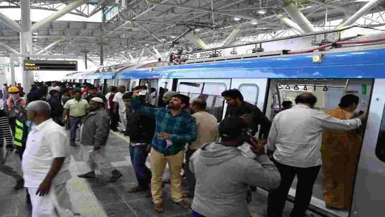 Metro Trains: రద్దీగా మెట్రో రైళ్లు.. ఒక్కరోజే 5.10 లక్షల మందికిపైగా..
