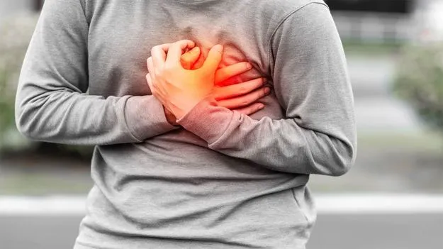 Shamshabad: విమానంలో గుండెపోటు.. ఆస్పత్రికి ప్రయాణికుడి తరలింపు