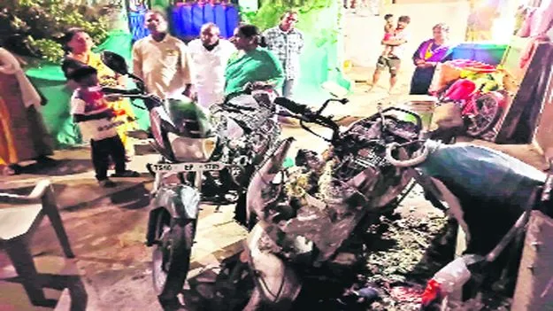 Hyderabad: పార్క్‌ చేసిన బైకులకు నిప్పు..