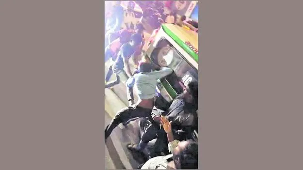 Hyderabad: మద్యం మత్తులో అంబులెన్స్‌ డ్రైవర్‌పై దాడి