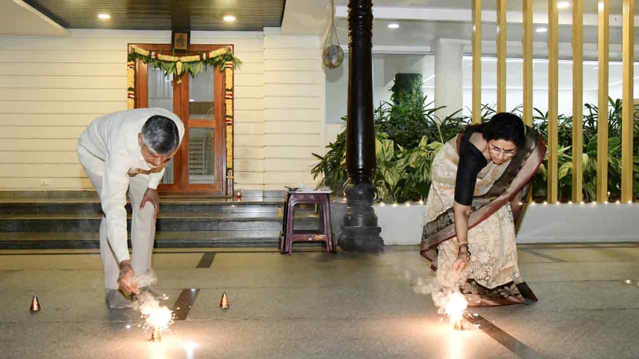 Chandrababu-Deepavali:  రాష్ట్ర ప్రజలందరికీ మేలు జరగాలని.. ప్రజలకు ప్రతి రోజూ పండుగ కావాలని దేవుడిని ప్రార్థించా: సీఎం చంద్రబాబు