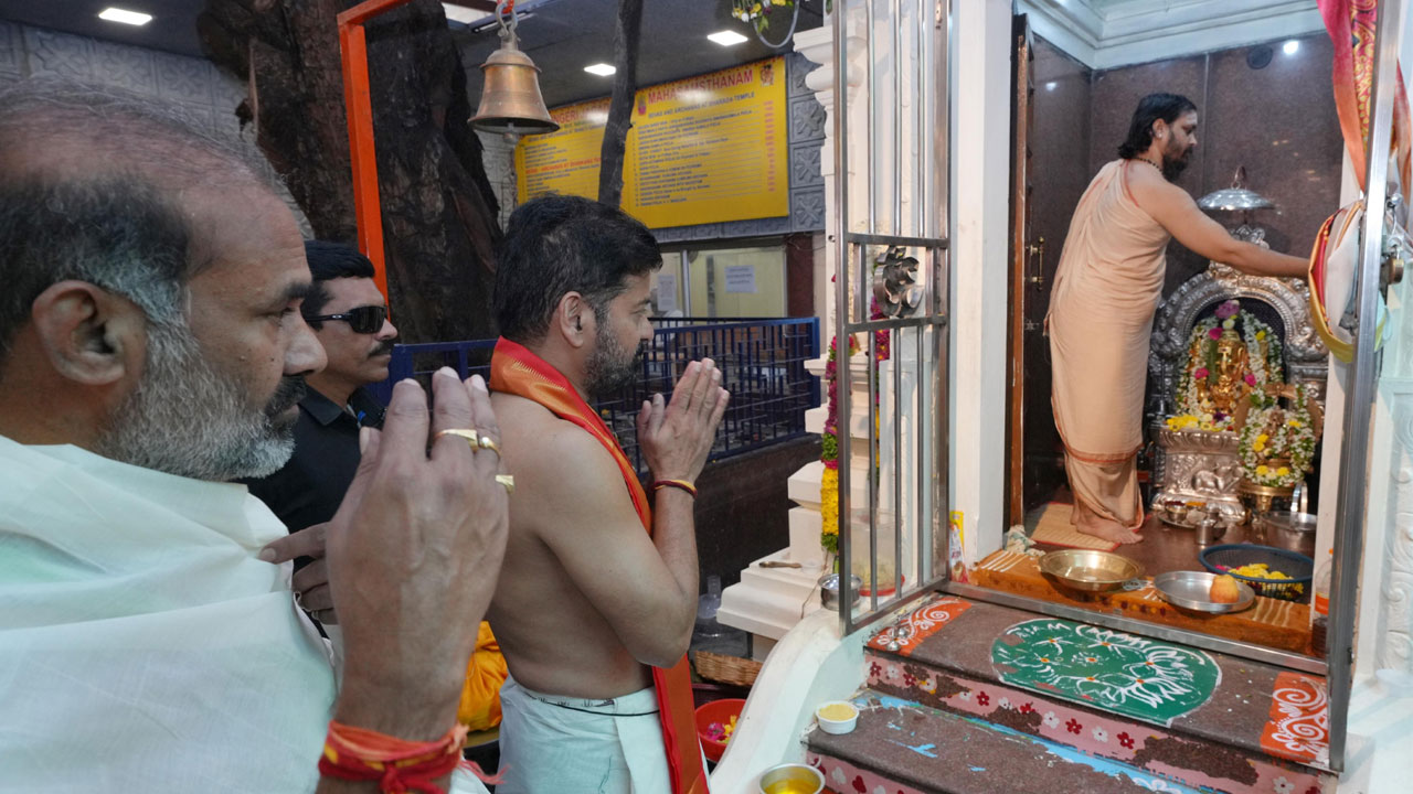 CM Revanth Meets Vidushekhara Bharati Swamiji: శ్రీశ్రీశ్రీ విధుశేఖర భారతీస్వామిని కలిసిన సీఎం రేవంత్