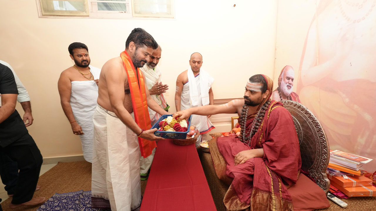 CM Revanth Meets Vidushekhara Bharati Swamiji: శ్రీశ్రీశ్రీ విధుశేఖర భారతీస్వామిని కలిసిన సీఎం రేవంత్