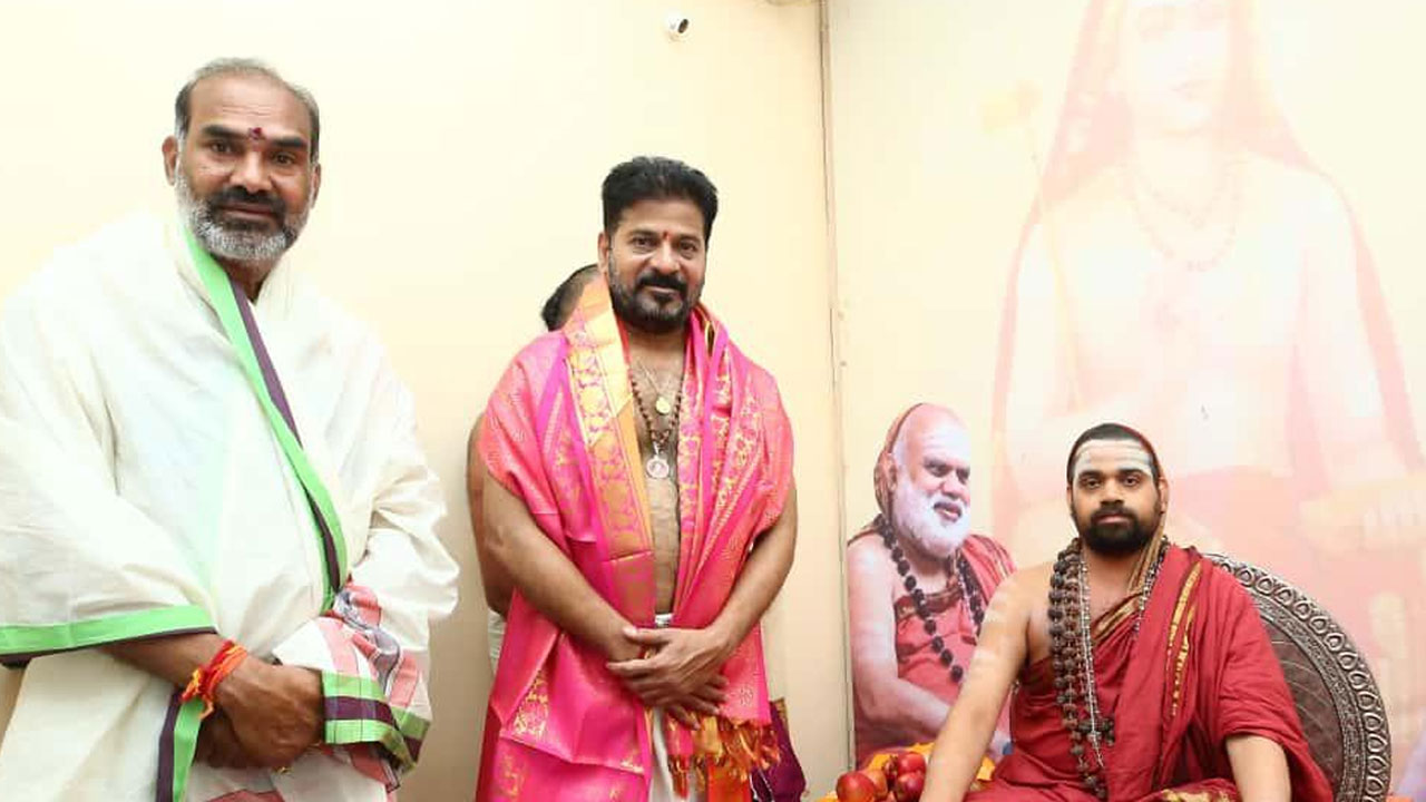 CM Revanth Meets Vidushekhara Bharati Swamiji: శ్రీశ్రీశ్రీ విధుశేఖర భారతీస్వామిని కలిసిన సీఎం రేవంత్
