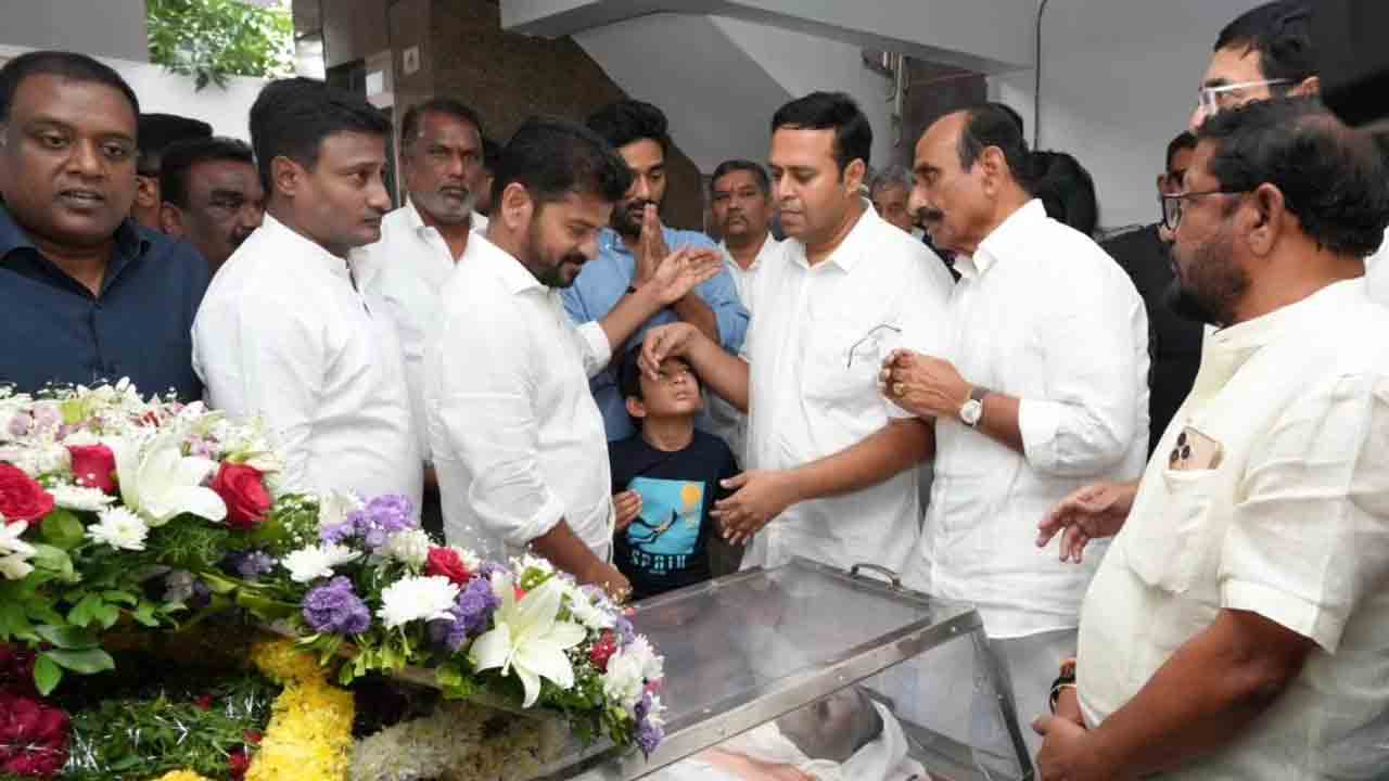 CM Revanth Reddy: రాంరెడ్డి దామోదర్ రెడ్డి పార్థీవ దేహానికి  నివాళి అర్పించిన సీఎం రేవంత్ రెడ్డి 