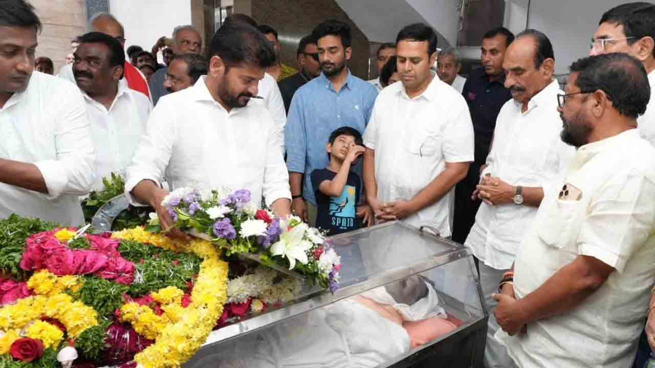CM Revanth Reddy: రాంరెడ్డి దామోదర్ రెడ్డి పార్థీవ దేహానికి  నివాళి అర్పించిన సీఎం రేవంత్ రెడ్డి 