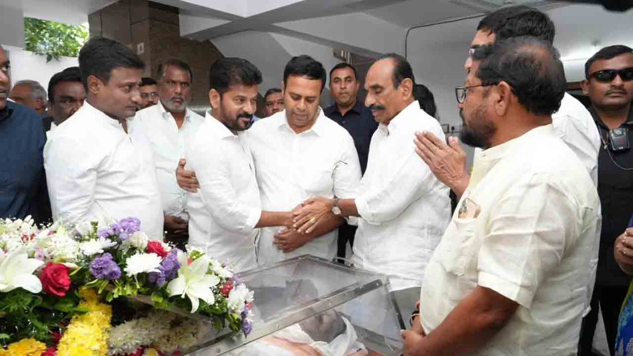CM Revanth Reddy: రాంరెడ్డి దామోదర్ రెడ్డి పార్థీవ దేహానికి  నివాళి అర్పించిన సీఎం రేవంత్ రెడ్డి 