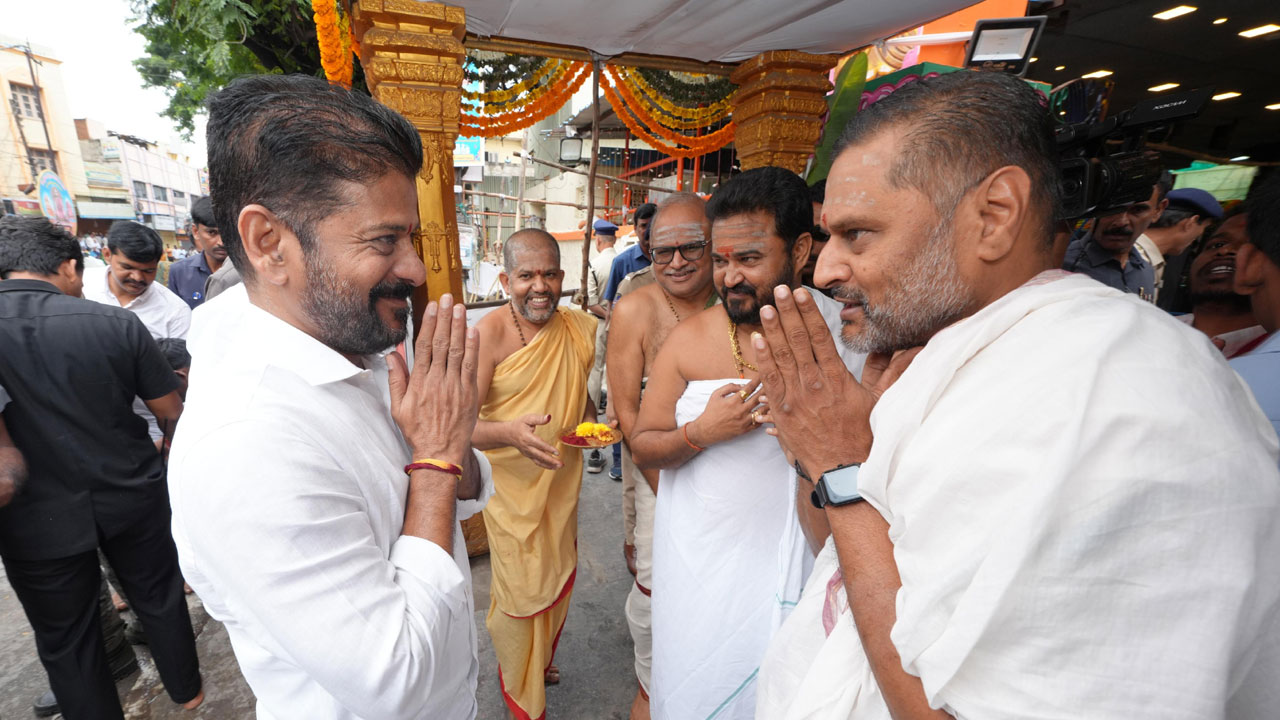 CM Revanth Meets Vidushekhara Bharati Swamiji: శ్రీశ్రీశ్రీ విధుశేఖర భారతీస్వామిని కలిసిన సీఎం రేవంత్