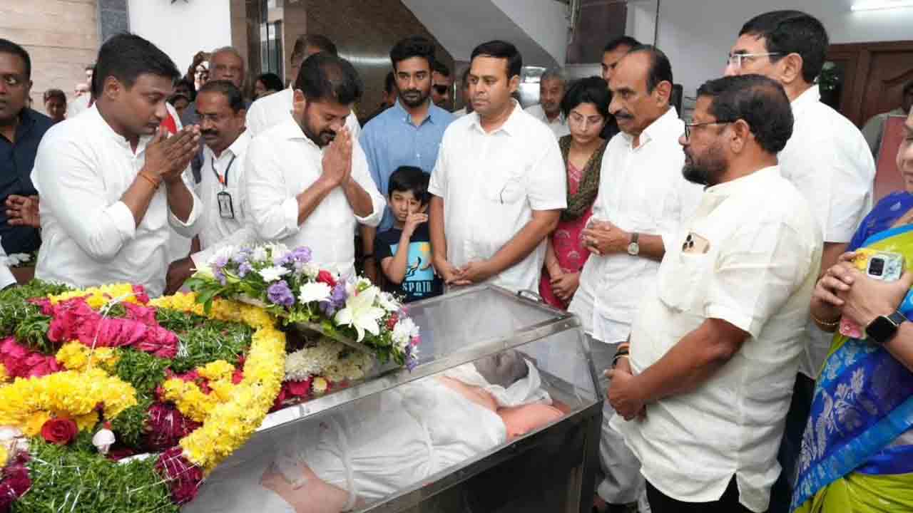 CM Revanth Reddy: రాంరెడ్డి దామోదర్ రెడ్డి పార్థీవ దేహానికి  నివాళి అర్పించిన సీఎం రేవంత్ రెడ్డి 