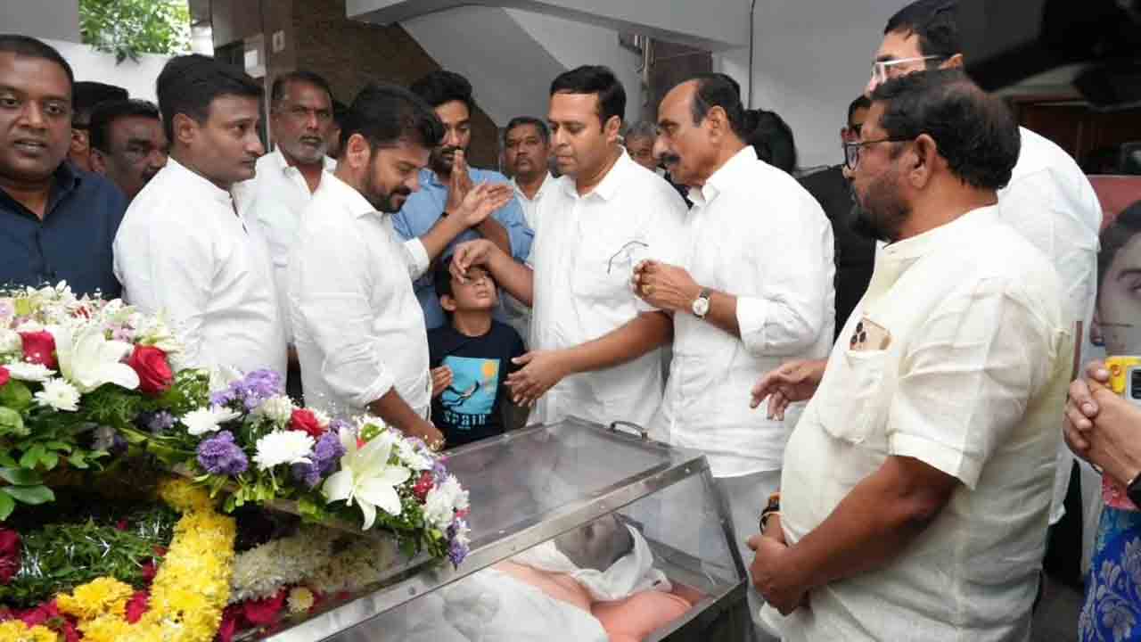 CM Revanth Reddy: రాంరెడ్డి దామోదర్ రెడ్డి పార్థీవ దేహానికి  నివాళి అర్పించిన సీఎం రేవంత్ రెడ్డి 