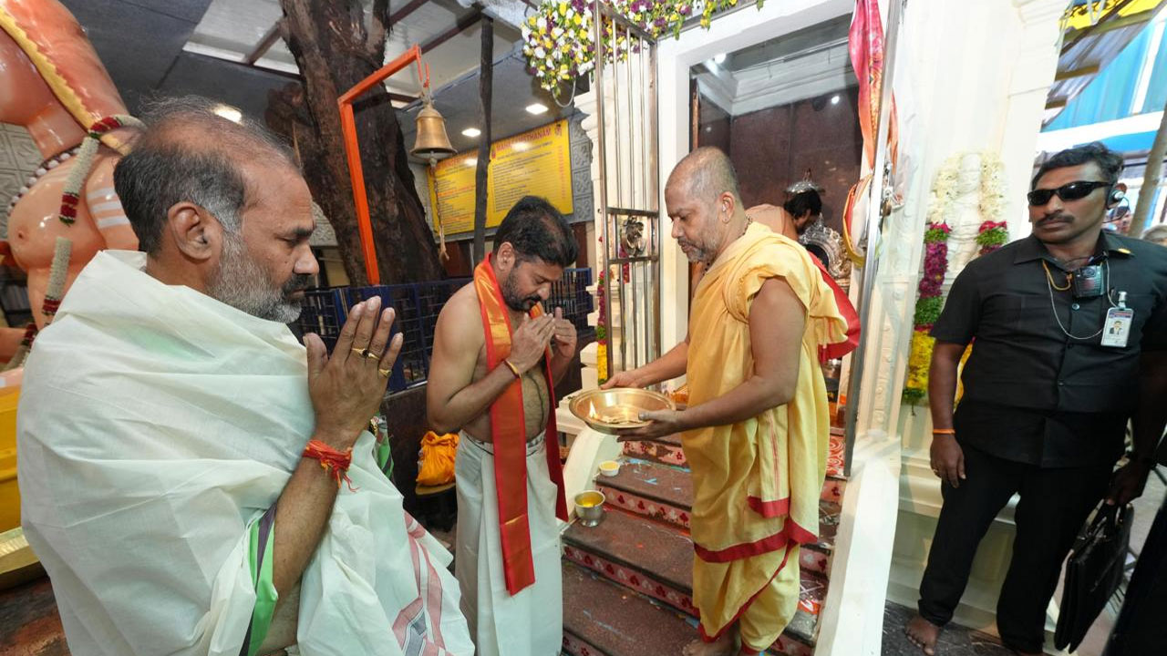 CM Revanth Meets Vidushekhara Bharati Swamiji: శ్రీశ్రీశ్రీ విధుశేఖర భారతీస్వామిని కలిసిన సీఎం రేవంత్