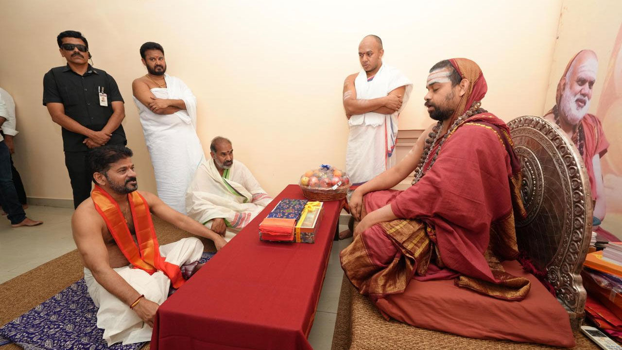 CM Revanth Meets Vidushekhara Bharati Swamiji: శ్రీశ్రీశ్రీ విధుశేఖర భారతీస్వామిని కలిసిన సీఎం రేవంత్