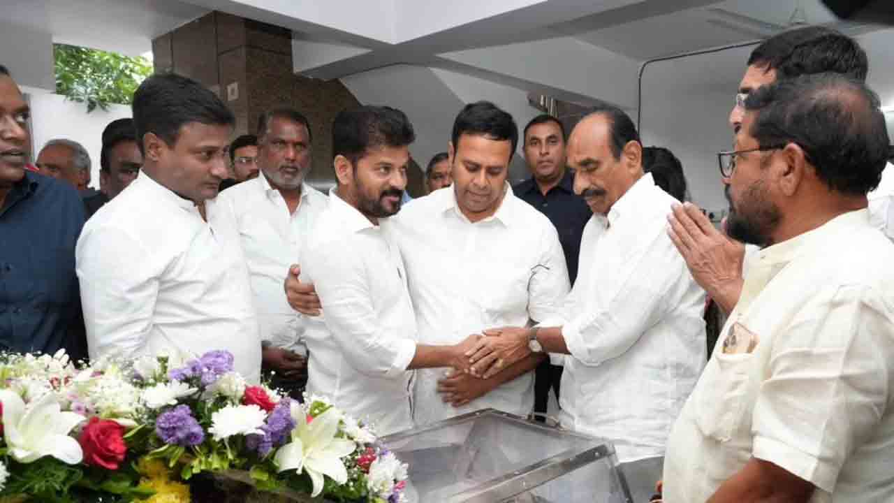 CM Revanth Reddy: రాంరెడ్డి దామోదర్ రెడ్డి పార్థీవ దేహానికి  నివాళి అర్పించిన సీఎం రేవంత్ రెడ్డి 
