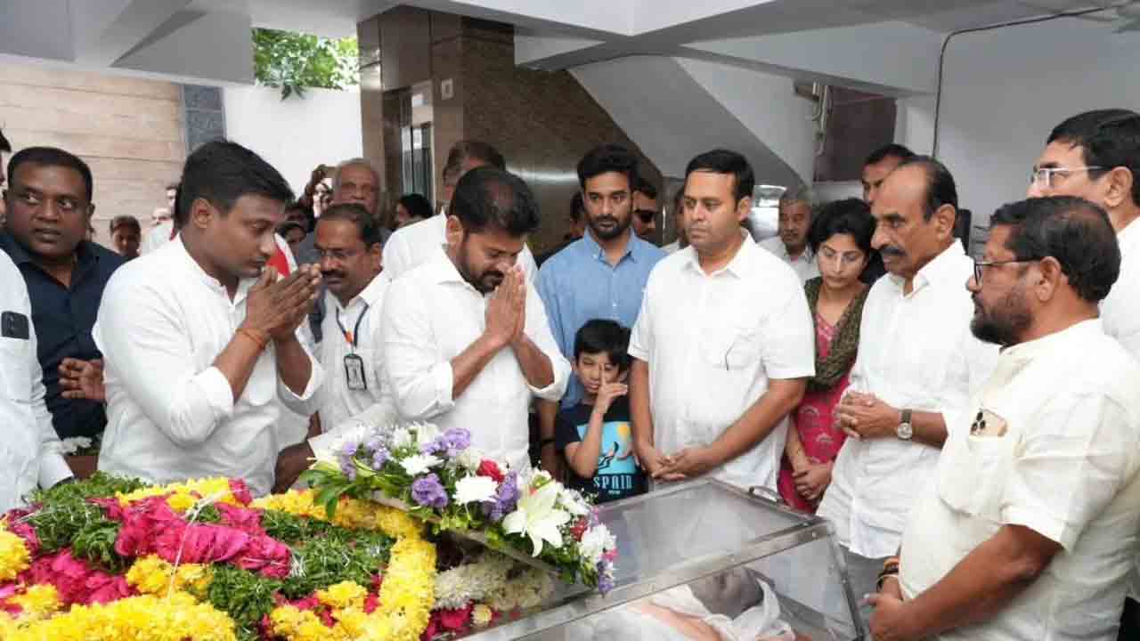 CM Revanth Reddy: రాంరెడ్డి దామోదర్ రెడ్డి పార్థీవ దేహానికి  నివాళి అర్పించిన సీఎం రేవంత్ రెడ్డి 
