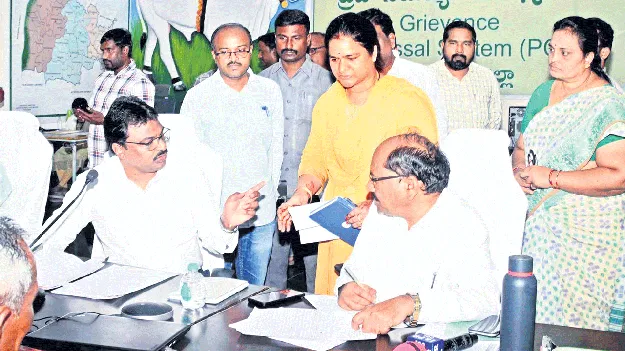 ‘మీకోసం’కు గైర్హాజరుపై కలెక్టర్‌ సీరియస్‌