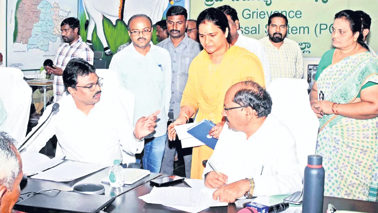‘మీకోసం’కు గైర్హాజరుపై కలెక్టర్‌ సీరియస్‌