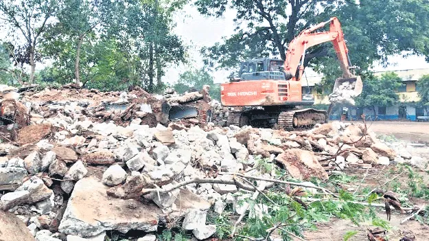 కళాశాల పాత భవనాల తొలగింపు