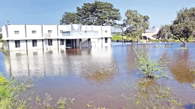 వరద నీటిలో ప్రభుత్వ భవనాలు
