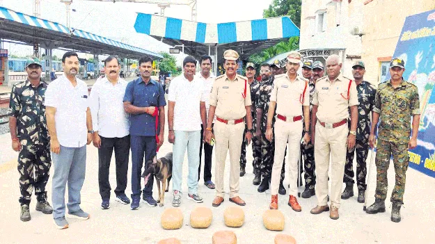 ఎర్నాకుళం ఎక్స్‌ప్రె్‌సలో 14 కిలోల గంజాయి స్వాధీనం