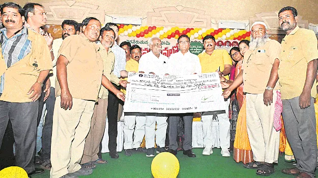 ఆనందంలో ఆటోవాలా