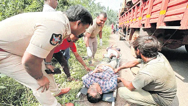 వరి కోత పనులకు వచ్చి... 