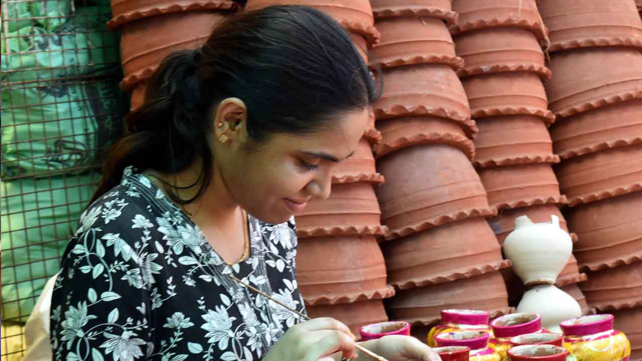 Deepavali: హైదరాబాద్‌లో దీపావళి సందడి మొదలైంది