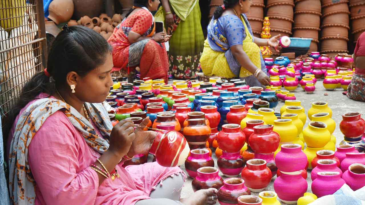 Deepavali: హైదరాబాద్‌లో దీపావళి సందడి మొదలైంది